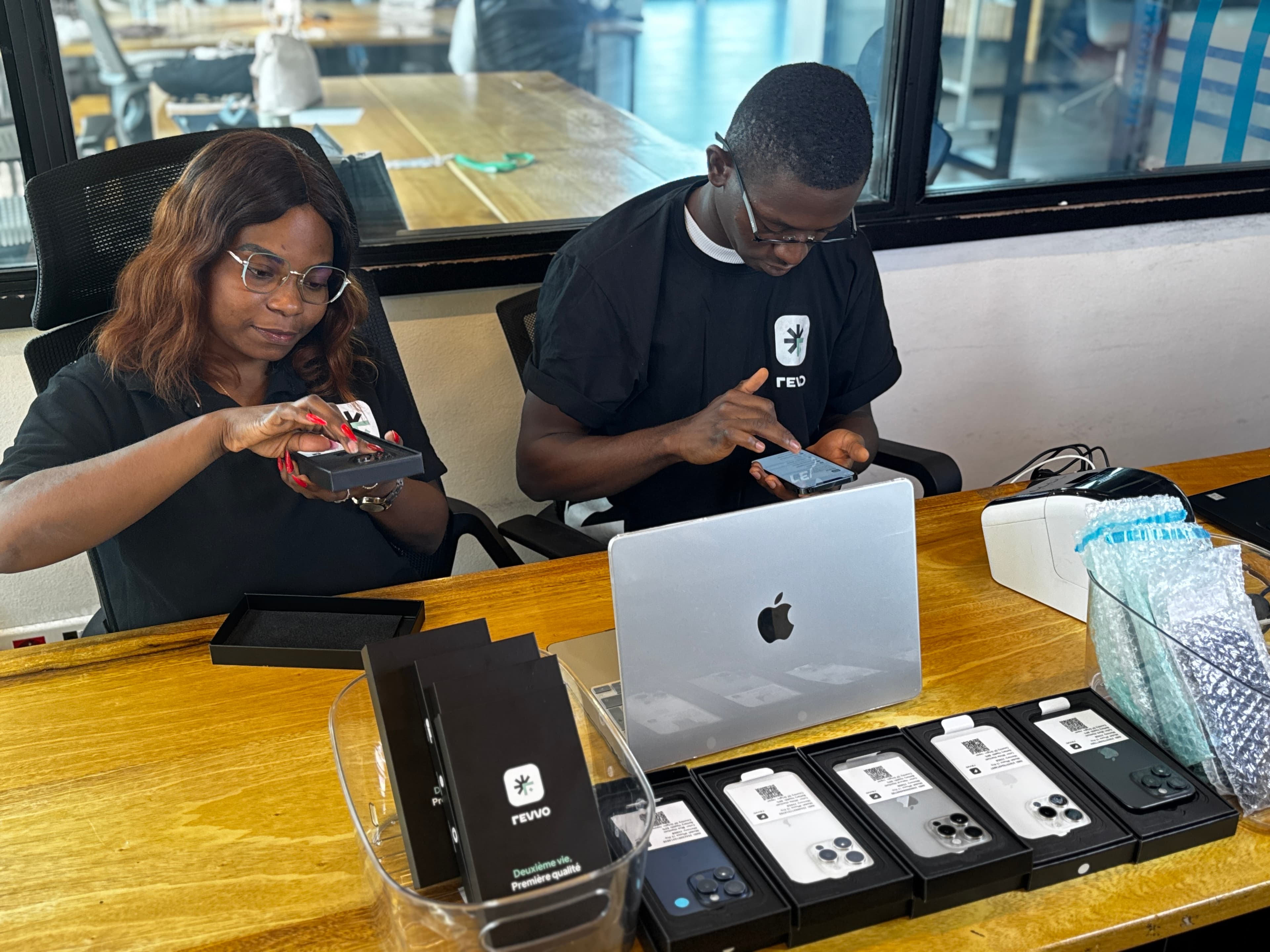 Christian et Hermine testent un iPhone chez Revvo